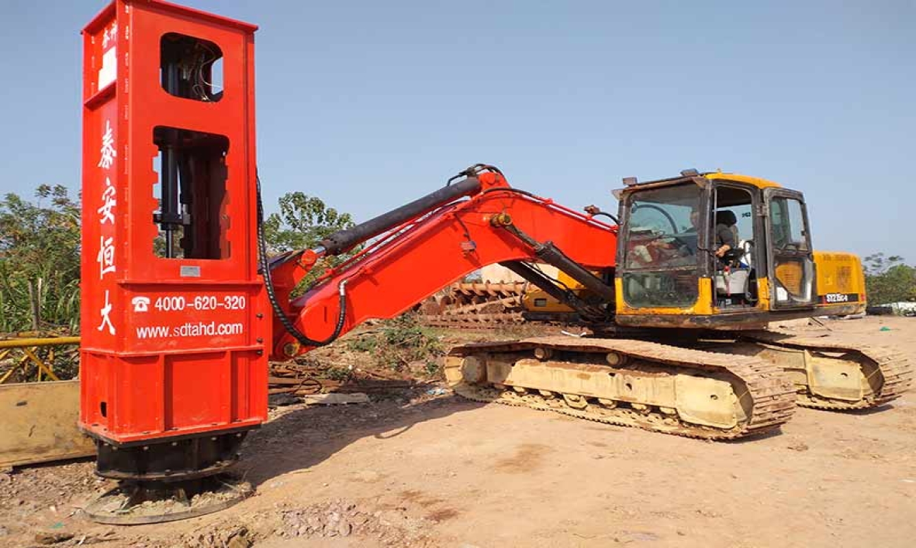 42千焦液壓沖擊夯廣東廣州高鐵橋墩周邊夯實（液壓夯實機(jī)搭配三一215C挖掘機(jī)地基素土夯實）